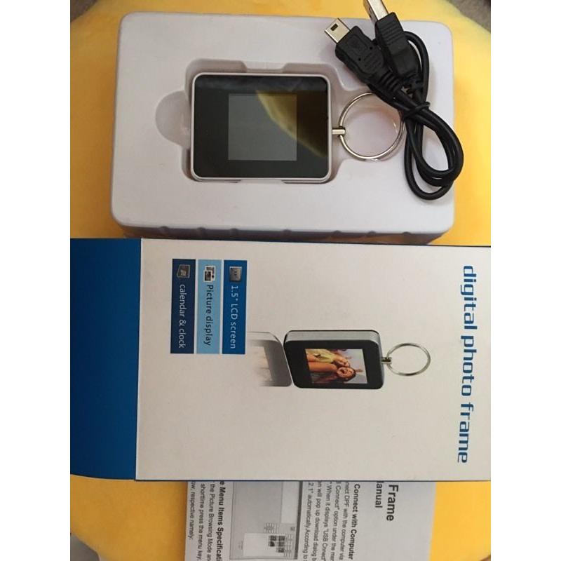 Digital photo frame keyring