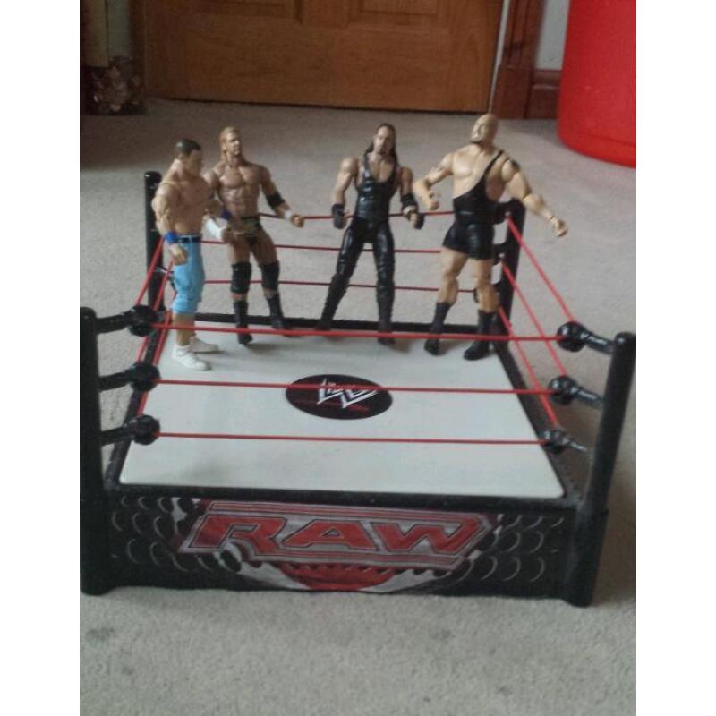 Wwe wrestling ring and 4 figures