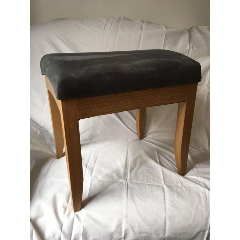 AS NEW SOLID OAK FOOTSTOOL, EXCELLENT CONDITION