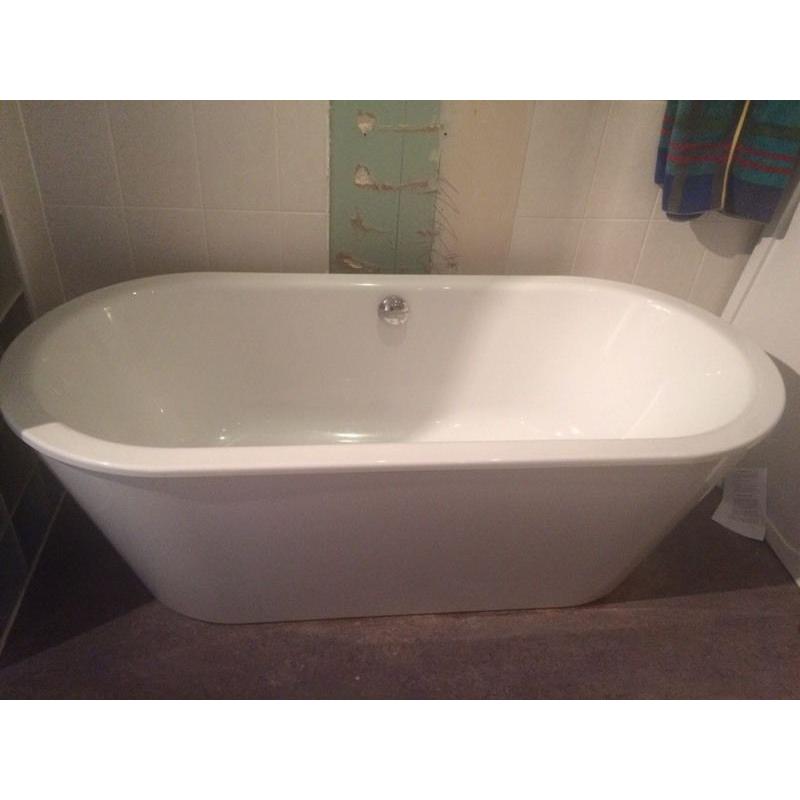 69 inches x 31.5 in free standing bath for sale