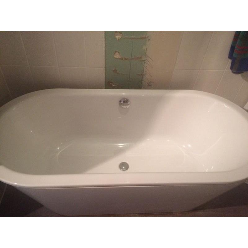 69 inches x 31.5 in free standing bath for sale