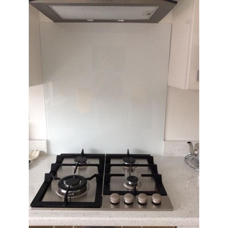 15 Brand New High Gloss Kitchen Cupboard Doors with Silver Handles and White Glass Splashback