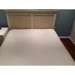 King size bed (mattress available)