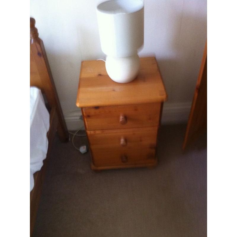 2 pine bedside tables