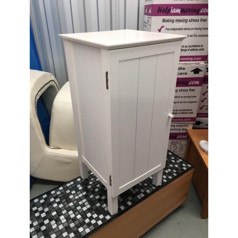 White wood bathroom cabinet