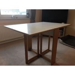 Collapsible wooden table