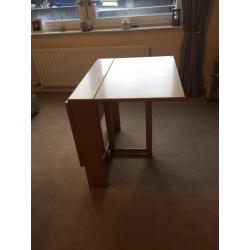 Collapsible wooden table