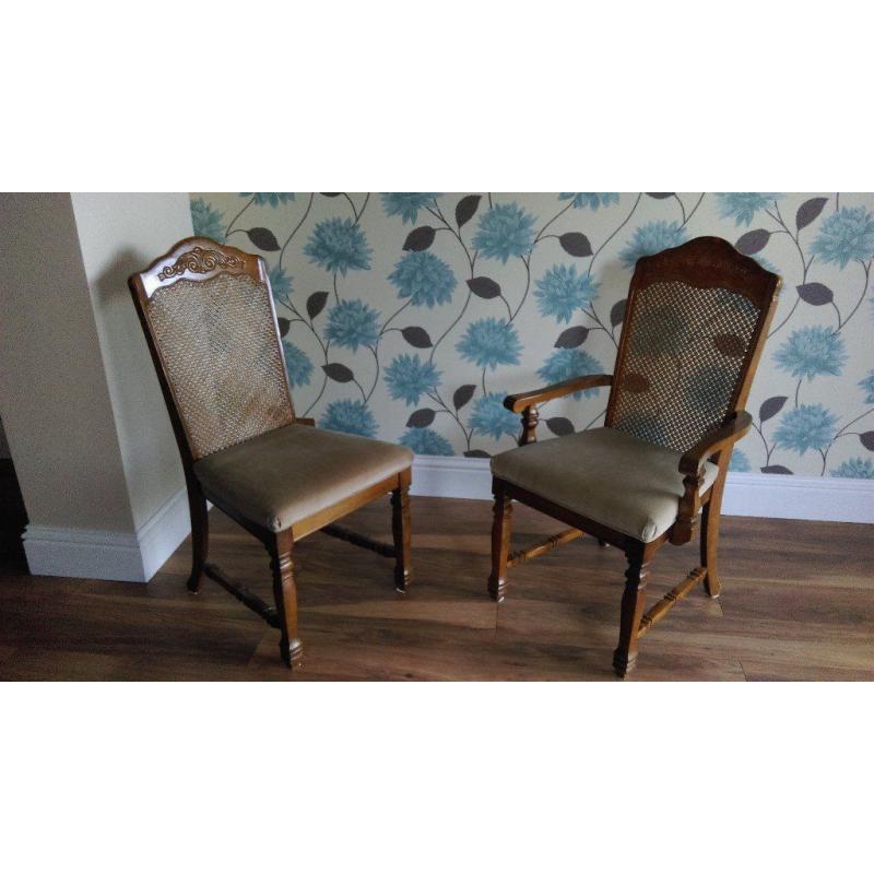 6 dining room chairs in very good condition