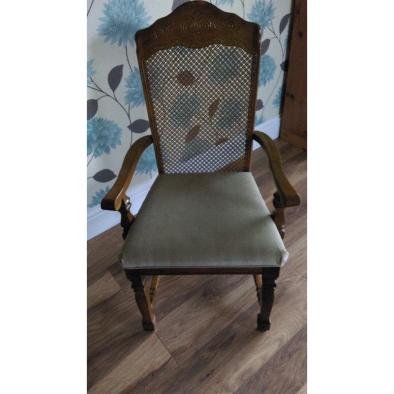 6 dining room chairs in very good condition