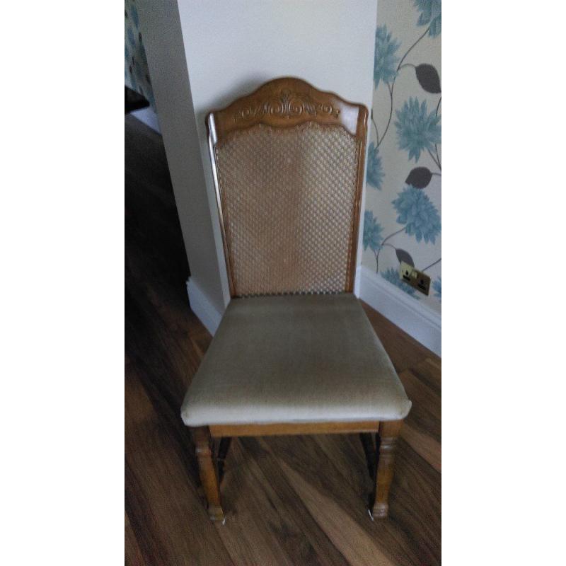 6 dining room chairs in very good condition