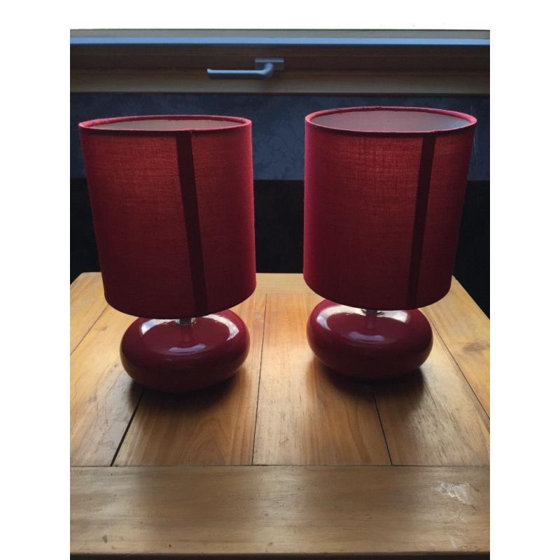 2 red lamps