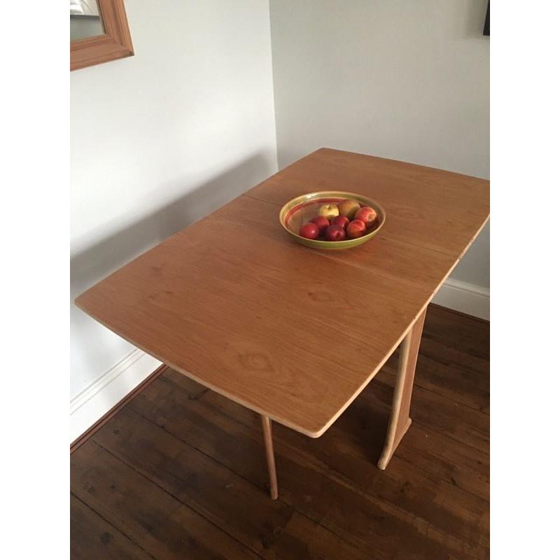 Extendable dining room table