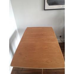 Extendable dining room table