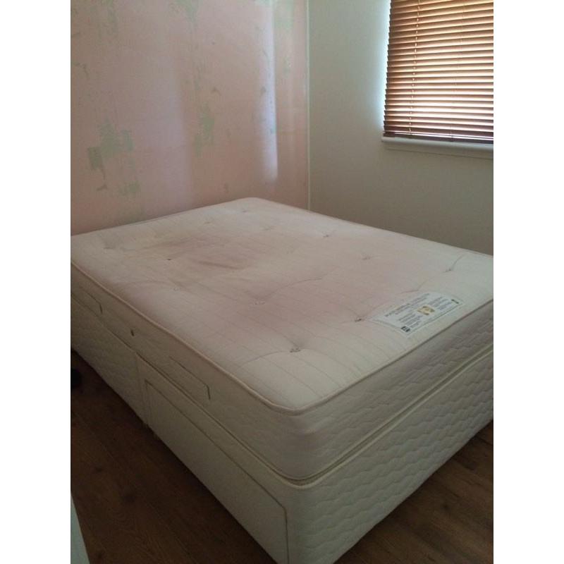 Double divan bed