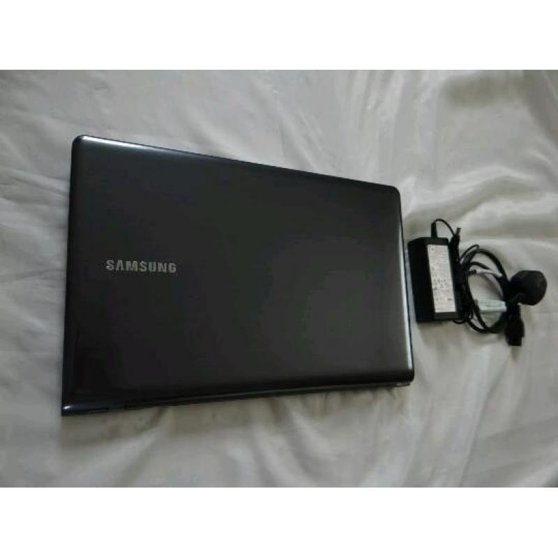 Gaming Laptop SAMSUNG NP355V5C-A04UK  1GB GRAPHIC  6GB Ram  750GB HDD