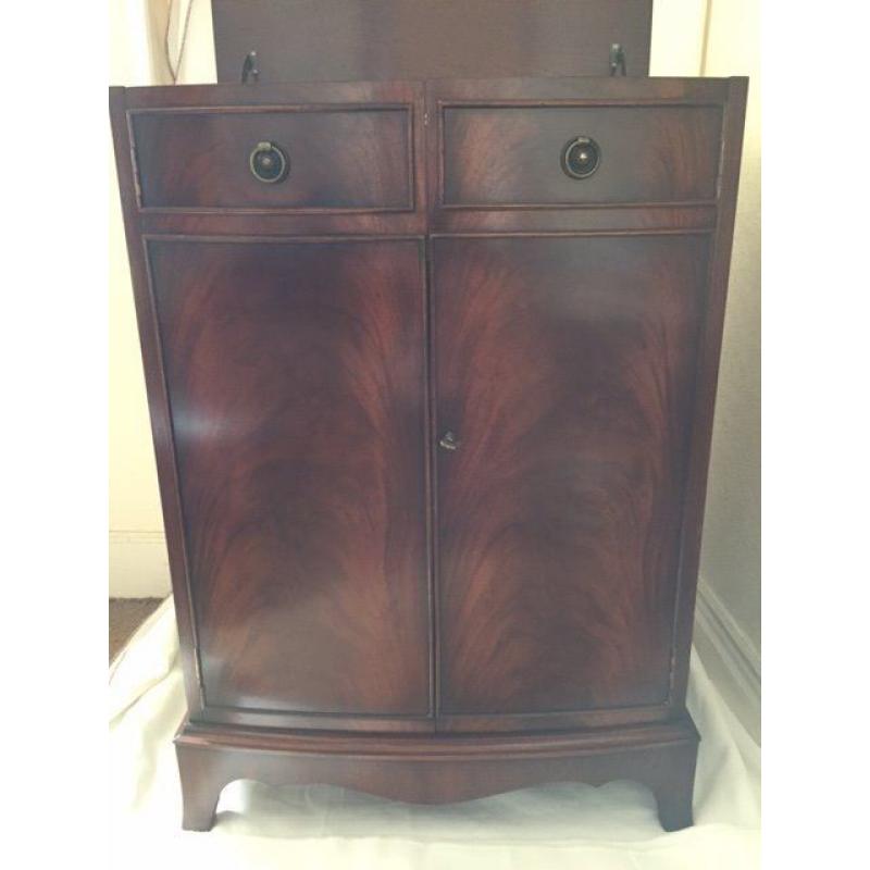 Exceptional Quality Mahogany Cabinet made by Bevan Funnell