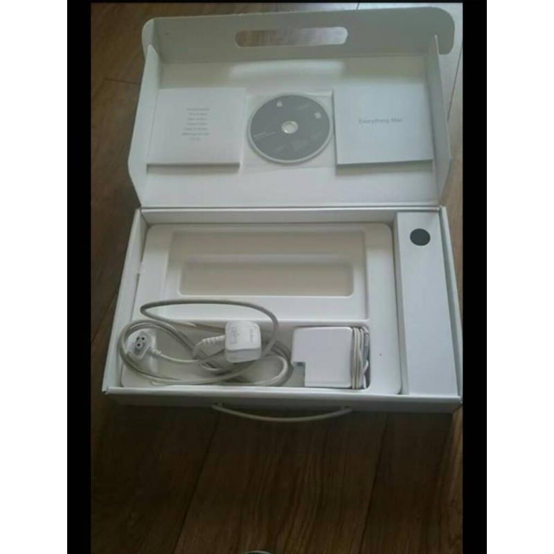 Macbook white 2011